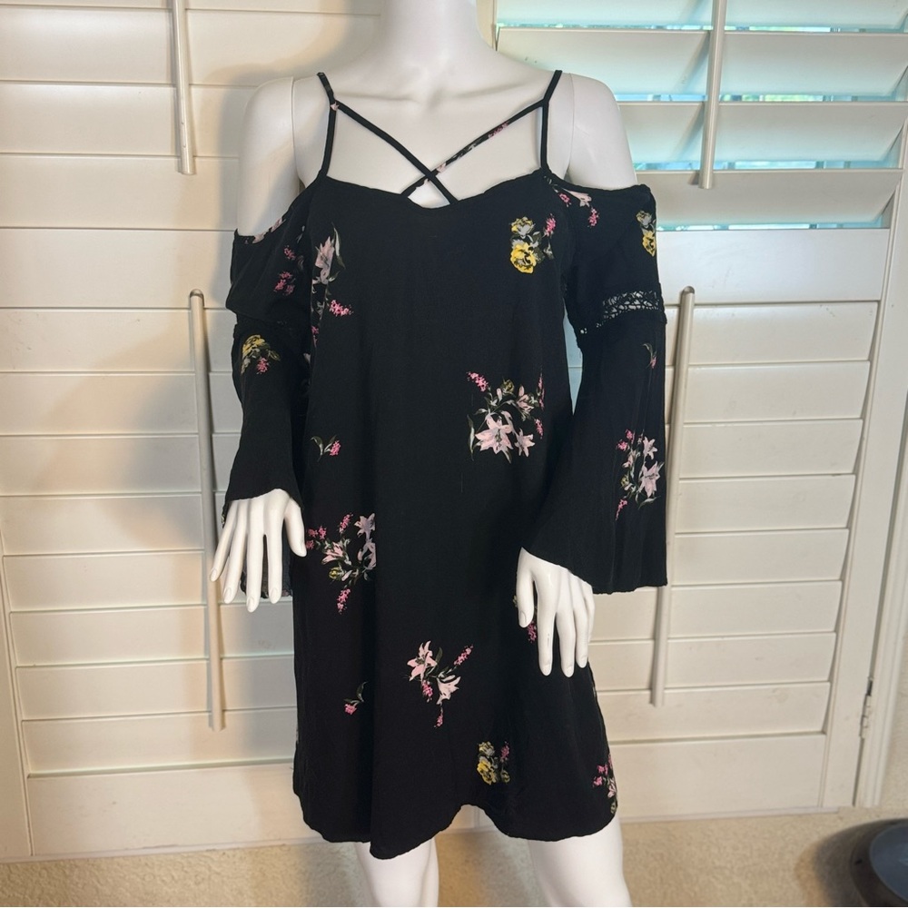 ✨3/$10 or 5/$15 Exhilaration Black Floral Long Bell Sleeve Dress size M.